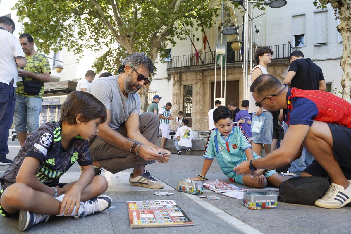 El mercadillo de cromos del bulevar, en imágenes El mercadillo de cromos del bulevar, en imágenes