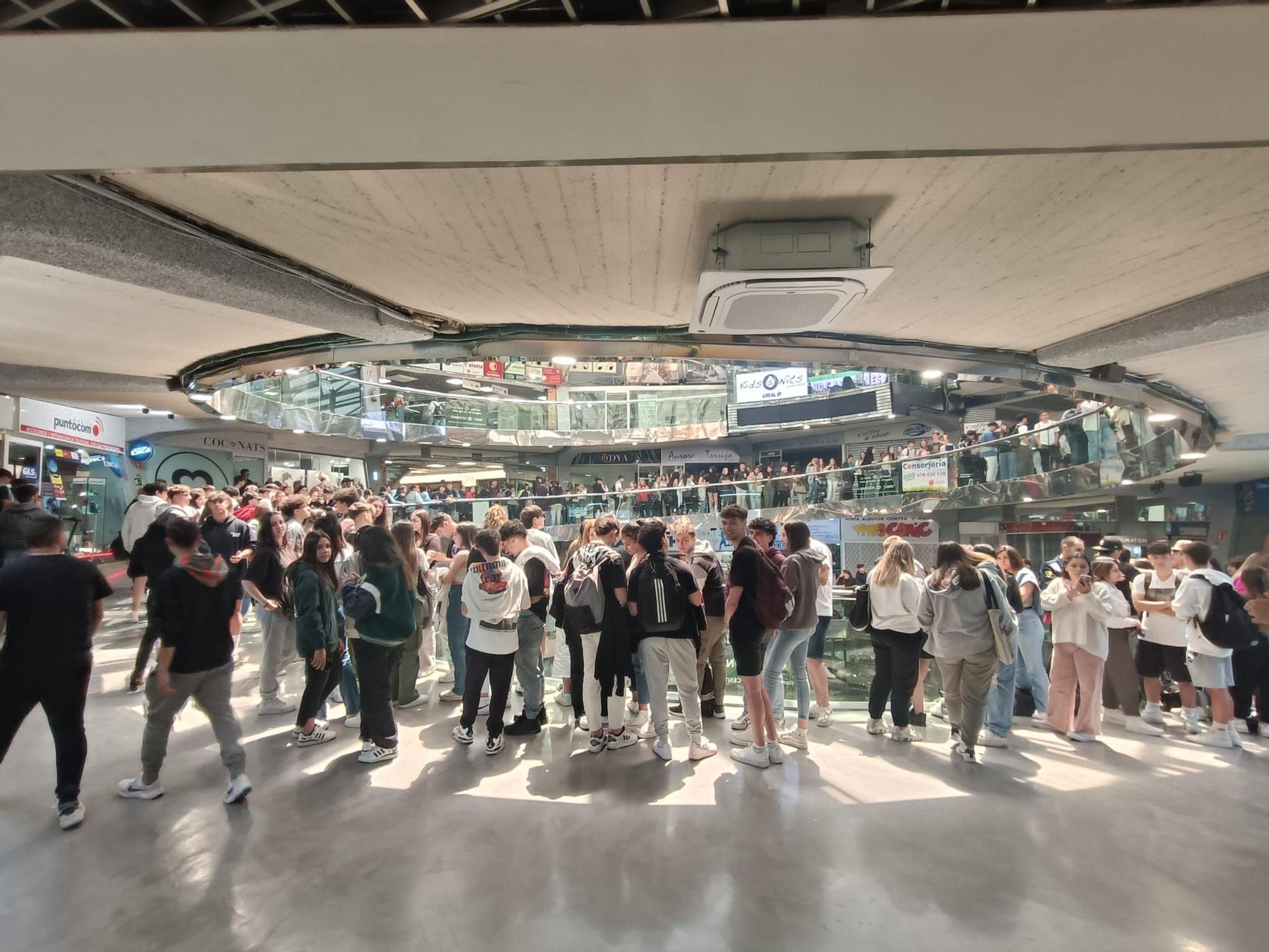 De calle Cádiz a plaza España: miles de jóvenes hacen fila para comprar las entradas de Espacio Zity en Zaragoza