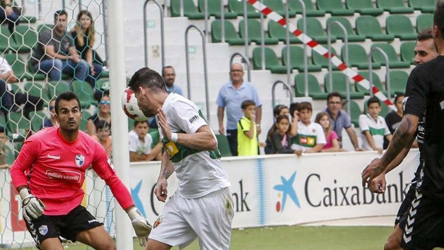 Javi Flores, en el momento del remate de cabeza que supuso el 2-1