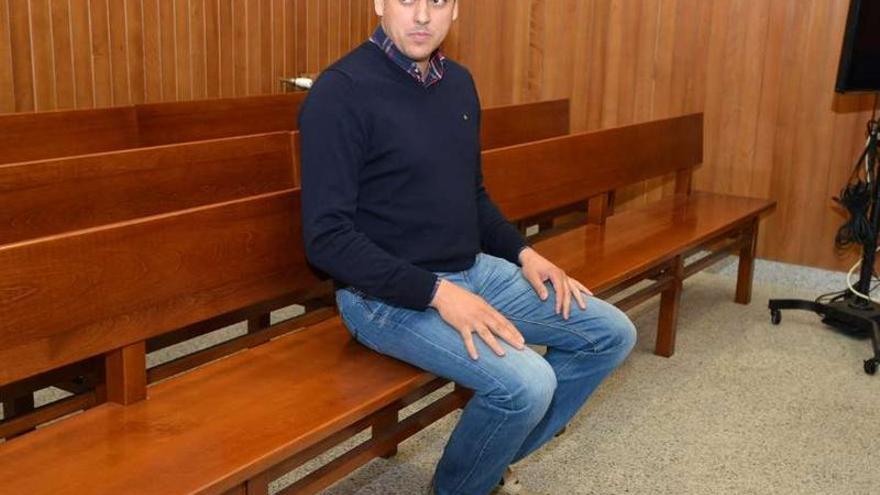 Roberto Martín, ayer, en el banquillo de los acusados del Penal 1 de Pontevedra.