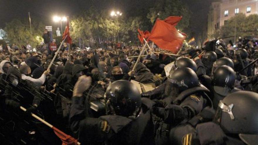 Batalla campal en la plaza madrileña de Neptuno tras una carga policial, ayer, hacia las nueve de la noche.