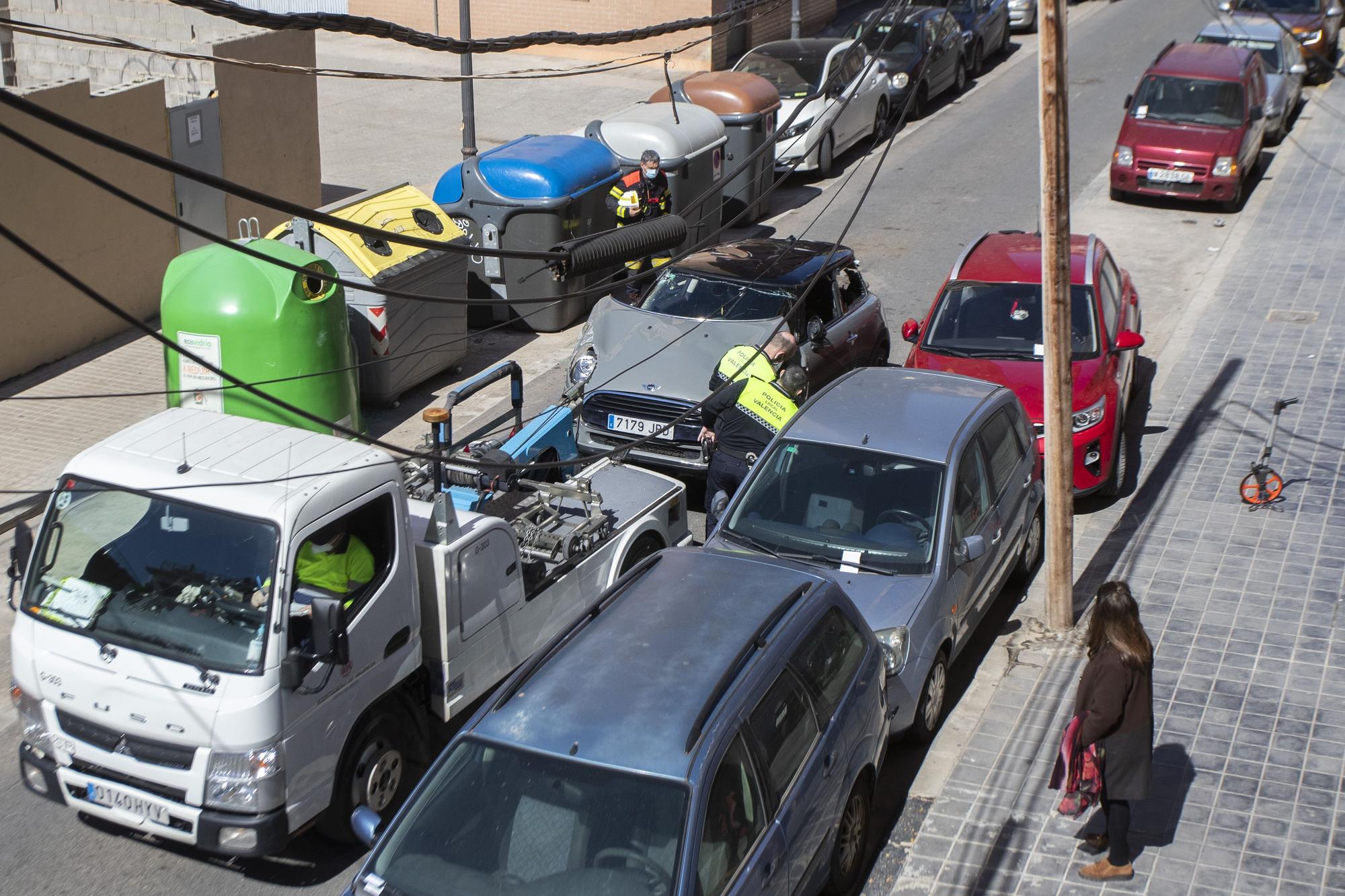 Las imágenes del espectacular vuelco de un coche en Arquitecto Alfaro