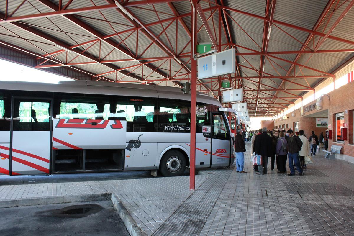 Vehículo de LEDA en los andenes de la estación de autobuses de Badajoz.