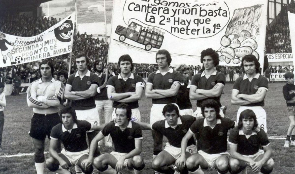 Once del Avilés que, el 14 de junio de 1975, consiguió la victoria en el campo de Santa Bárbara ante el Baracaldo para certificar el ascenso a Segunda. Por la izquierda, de pie: Pilu Lombardía, Toni Vallina, Tino Quirós, Goyo Esteban, Iñaki Atucha y Antonio Raya; agachados, Vicente San Cayetano, José Antonio Novo, Teca Acosta, Luis Gabriel García y Javi Fernández.