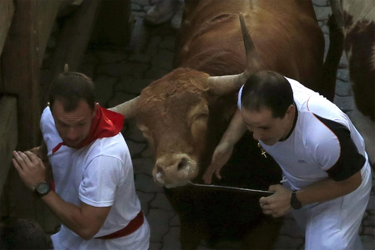 Dos mossos passen dificultats davant un dels toros de la ramaderia Alcurrucén. (EFE / JAVIER LIZÓN)