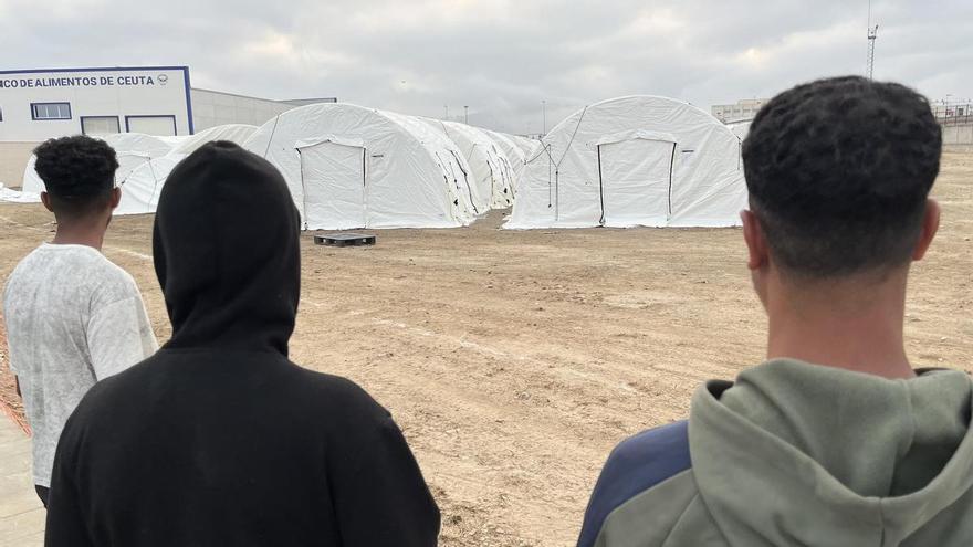 Así es el campamento para acoger migrantes en el puerto de Ceuta: 16.000 metros cuadrados para un millar de personas