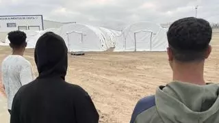 Carpas hinchables, tarimas y 16.000 metros cuadrados para un millar de migrantes: así es el campamento en el puerto de Ceuta