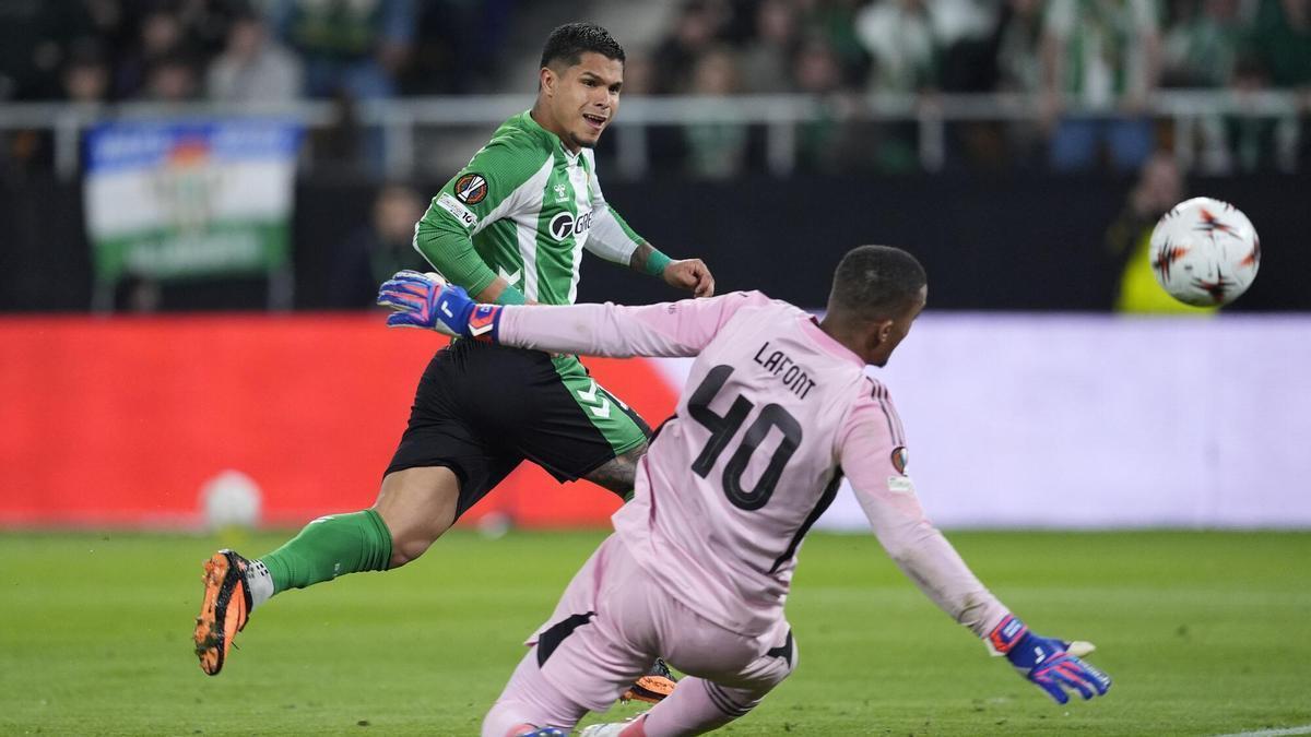 Cucho Hernández, del Real Betis Balompié, remata a puerta durante el partido de vuelta de los octavos de final de la UEFA Europa League 2025/26 entre el Real Betis Balompié y el Panathinaikos FC, disputado en el estadio de La Cartuja