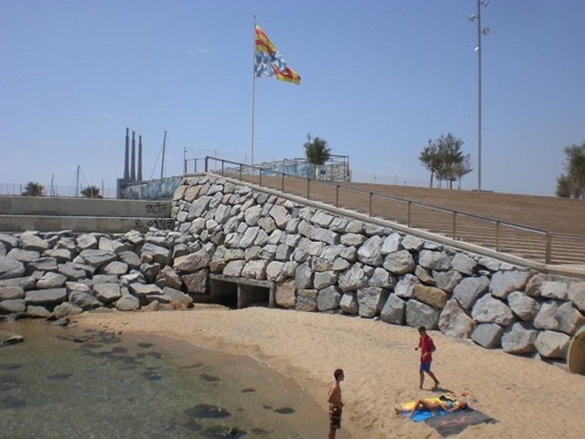 El col·lector de Badalona en el punt que arriba a la platja. El col·lector de Badalona en el punt que arriba a la platja.