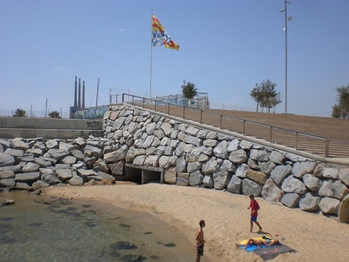 El colector de Badalona en el punto que llega a la playa.