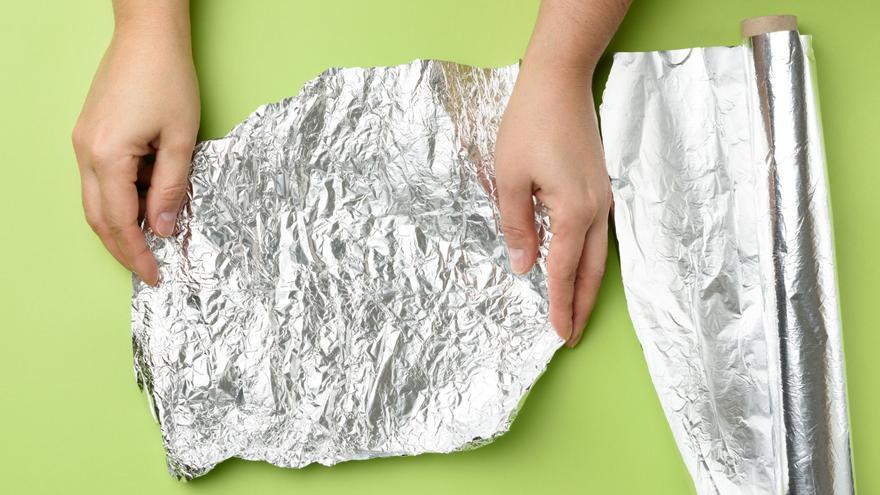Para qué sirve colocar un pequeño paquete de papel de aluminio con café, bicarbonato y pimentón en el suelo de casa