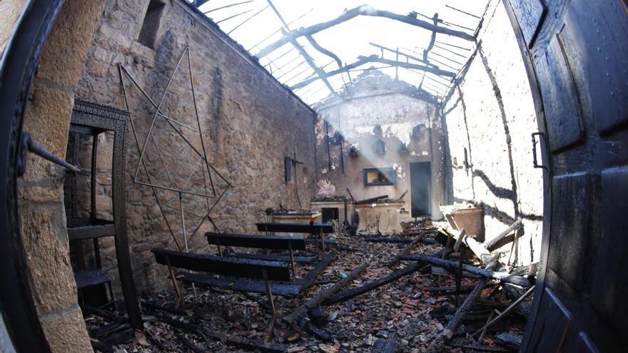 Las llamas devoran el interior y el techo de la capilla de San Campio en O Porriño