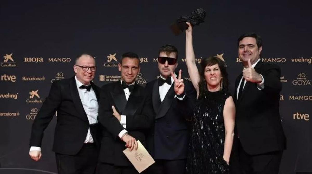 Serra amb la resta de l'equip després de rebre el premi.