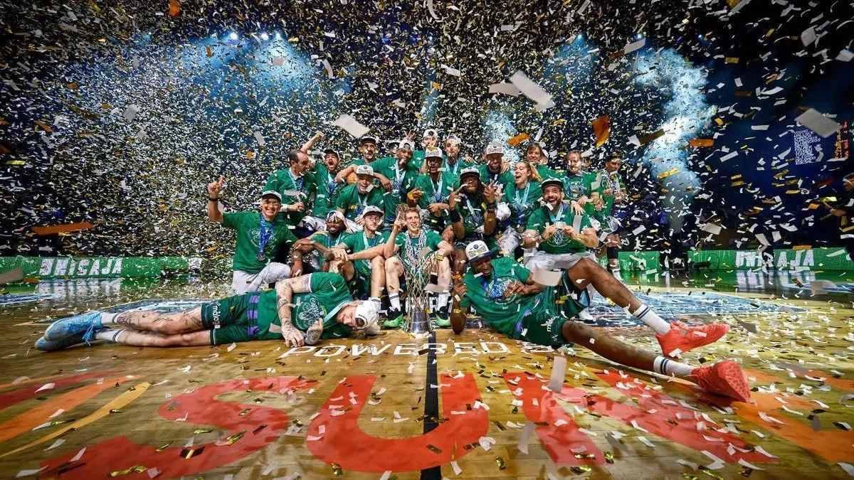 El Unicaja celebra la conquista del título de la Basketball Champions League.