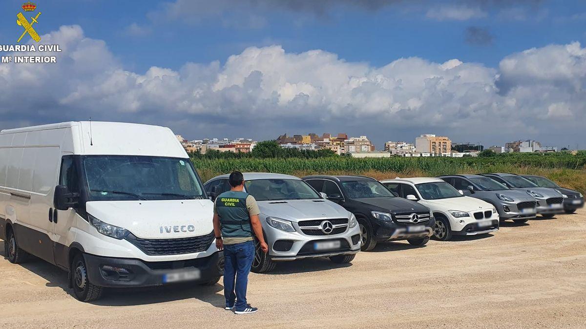 Imagen de los vehículos intervenidos por la Guardia Civil a la organización.