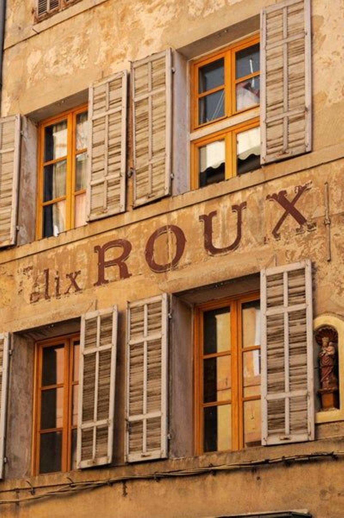 Viejo anuncio publicitario en una de las fachadas de Aix en Provence.