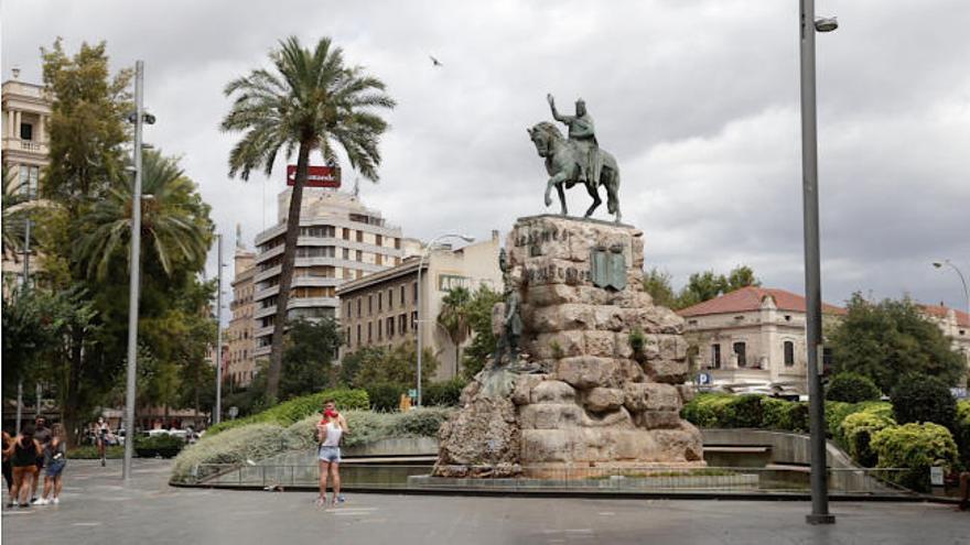 Los mallorquines opinan sobre la marcha de Juan Carlos I: &quot;El &#039;simpa&#039; más caro de la historia&quot;