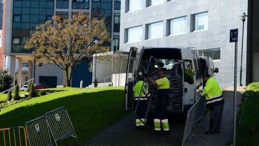 Instalación de vallas en la Plaza de Galicia para custodiar la entrada de los detenidos // Gonzalo Nuñez