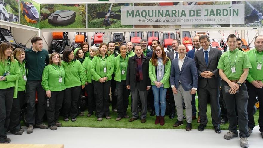 Caballero y Regades posan junto al resto de la plantlla del nuevo Leroy Merlin de Vigo.