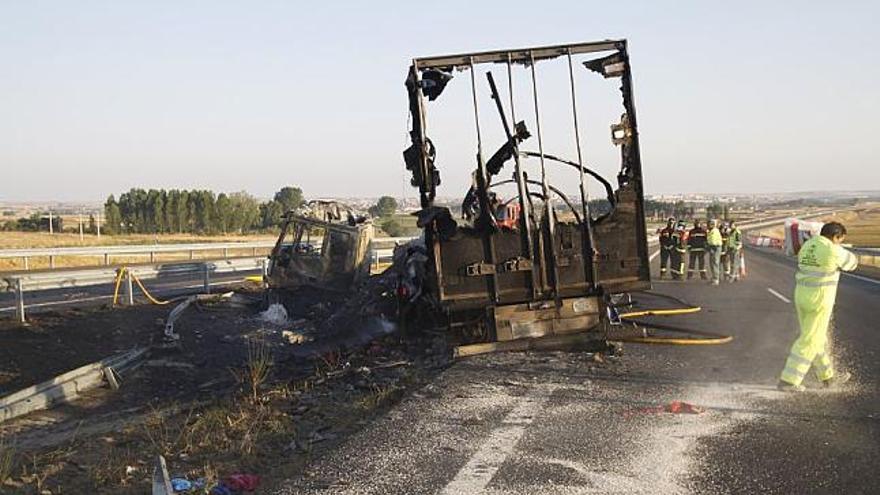 Aspecto del camión, totalmente destrozado, en la mediana de la A-66 a la altura de Morales del Vino.