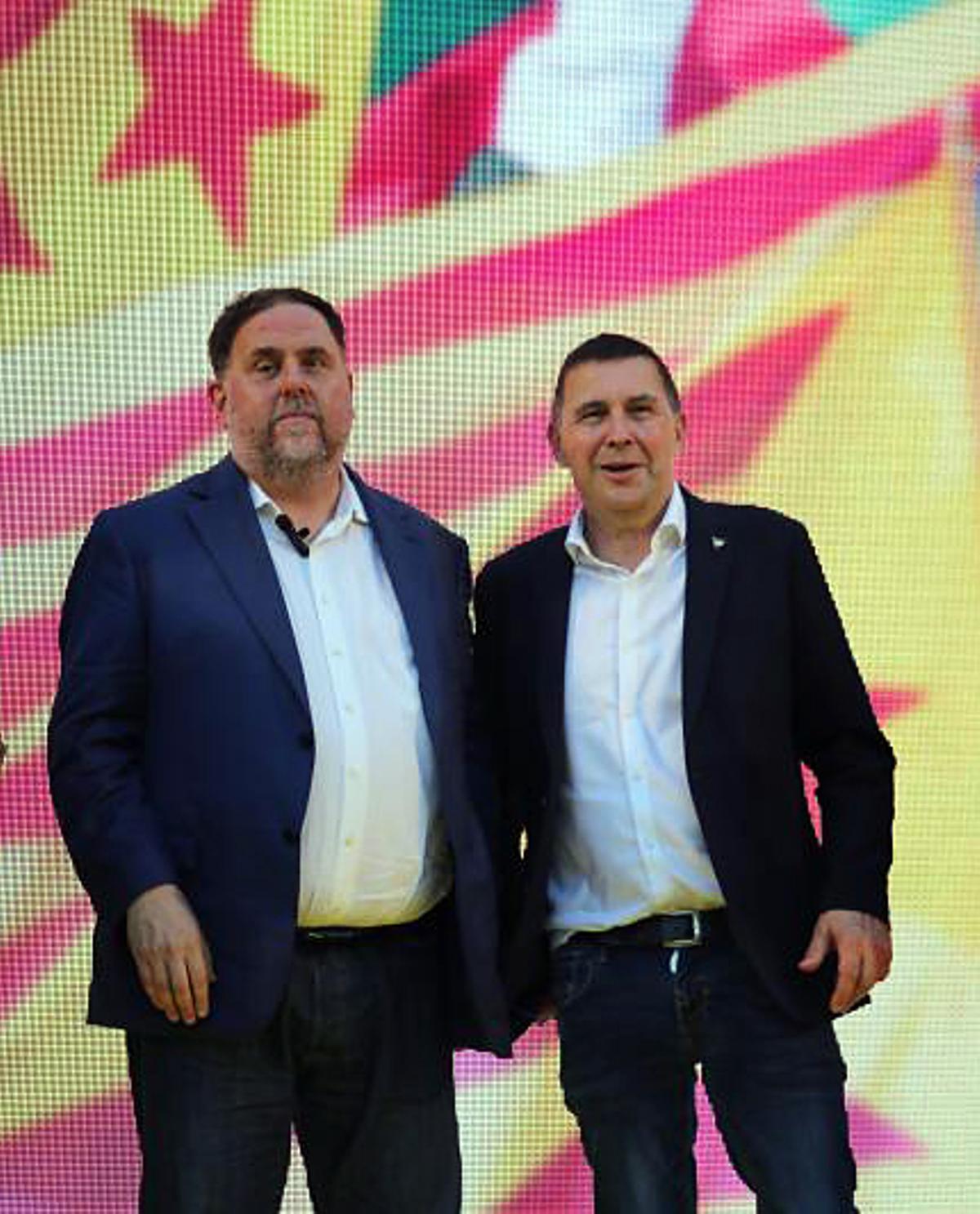 Oriol Junqueras y Arnaldo Otegi en el mitin central de campaña de ERC