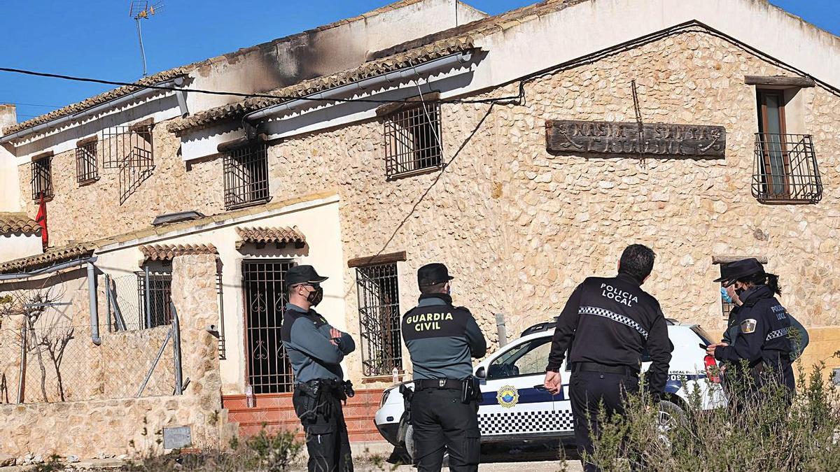 Varios agentes junto a la casa, donde una menor estaba atrapada en la primera planta.