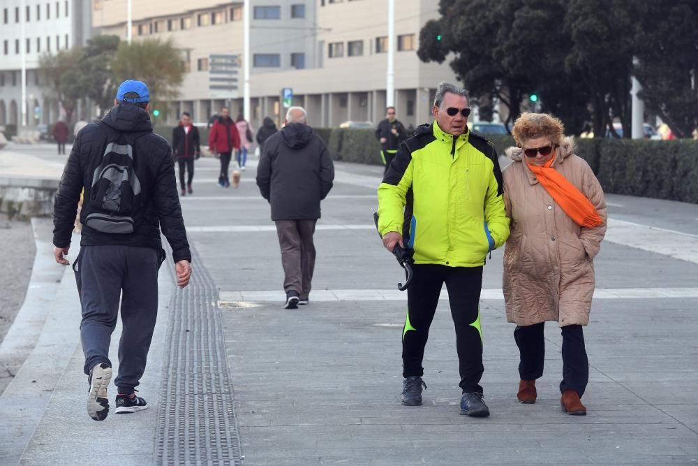 La alerta naranja continúa en el mar. El acceso a las playas y a la torre de Hércules permanece restringido.