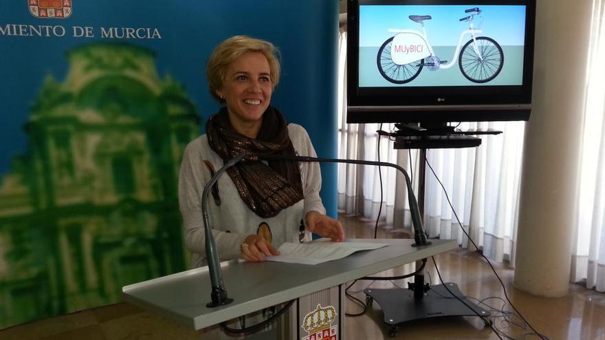 La concejala de Medio Ambiente, Adela Martínez-Cachá, en la presentación del nuevo servicio MUyBICI