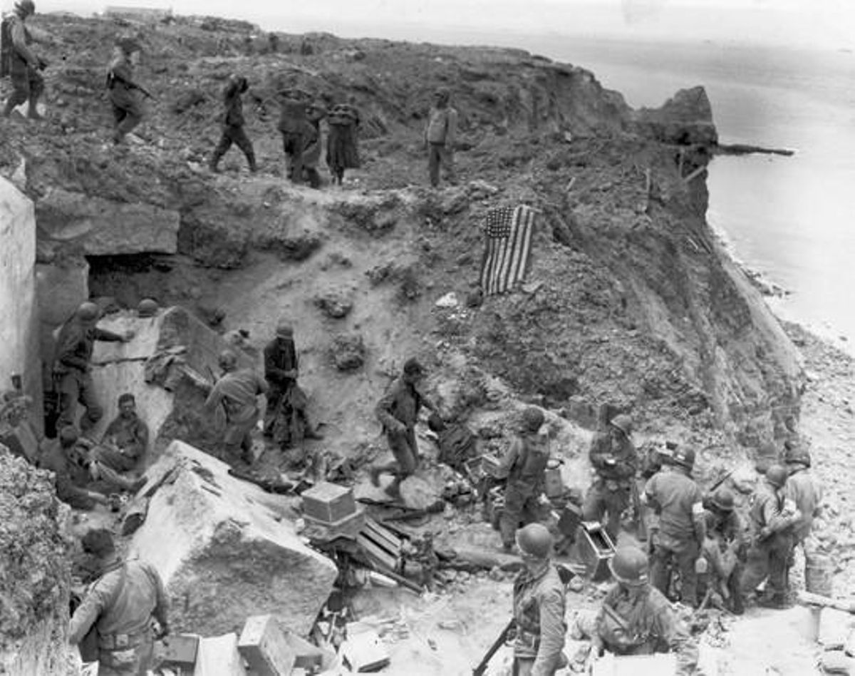 Soldats davant un búnquer destruït a Pointe du Hoc.