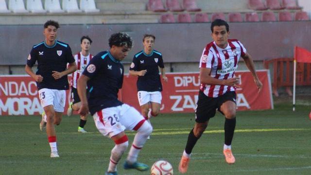 Carbonell intenta presionar a la defensa del Athletic Club «B» en el estreno liguero del Zamora CF. | ALBA PRIETO