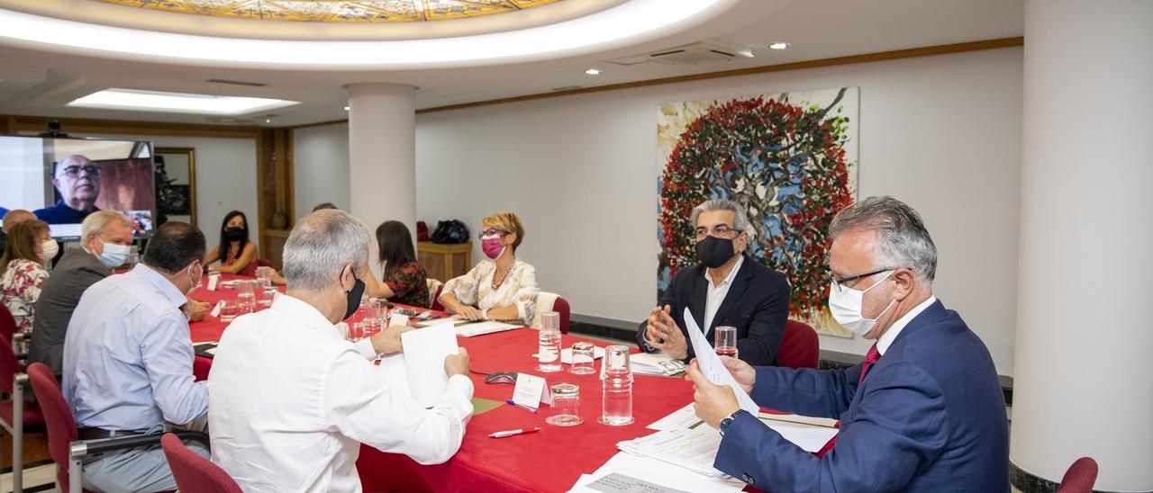 Ángel Víctor Torres en la reunión con su Consejo Asesor, hoy, en Las Palmas de Gran Canaria.