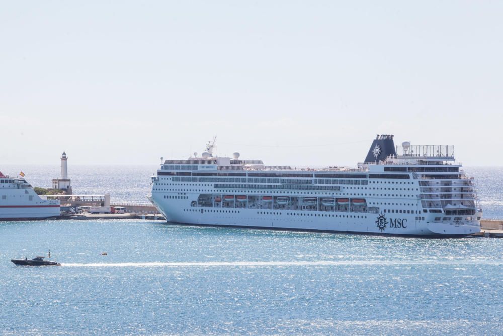 El ´MSC Armonia´, ayer en es Botafoc, donde hará quince escalas durante este verano.