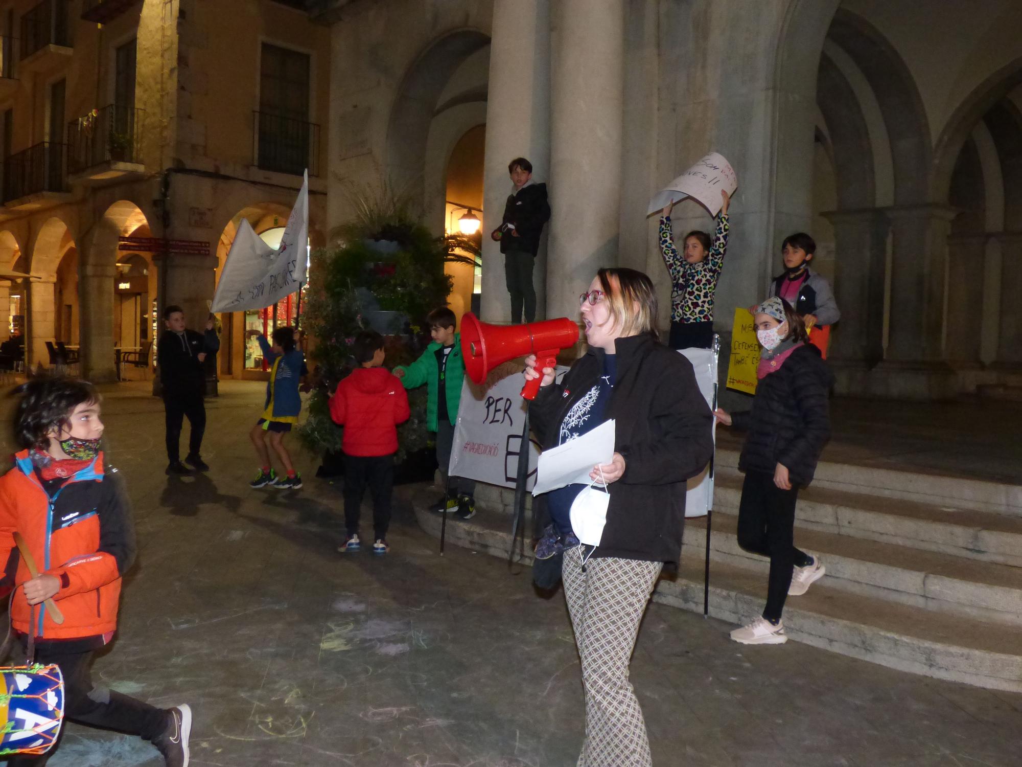 Famílies protesten amb cassoles i xiulets a la plaça de l'Ajuntament de Figueres per defensar el català