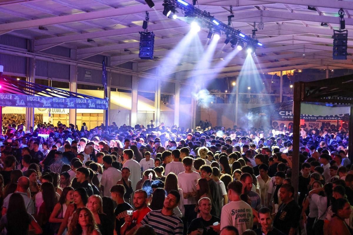 Carpa del Recinto Ferial del Huerto de la Rueda abarrotada de jóvenes.