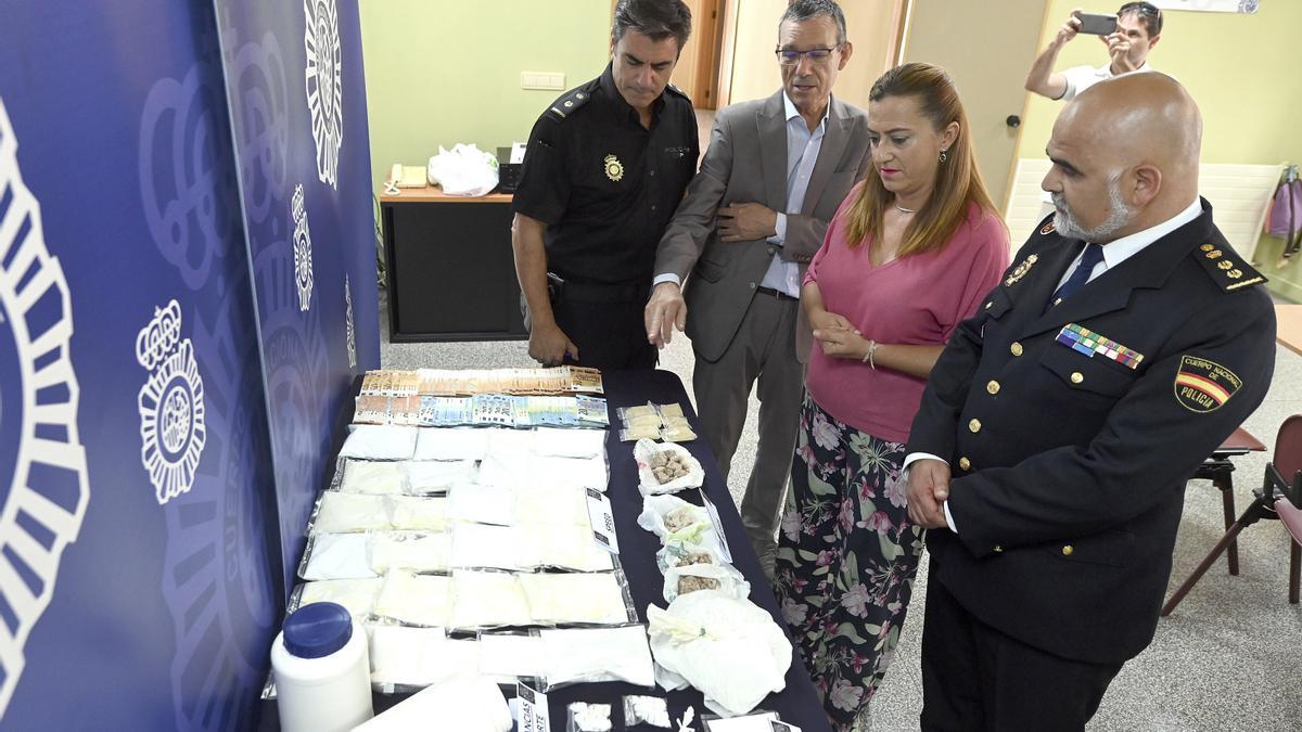 La delegada del Gobierno en Castilla y León, Virginia Barcones, presenta junto a miembros de la Policía Nacional una operación relacionada con el narcotráfico.