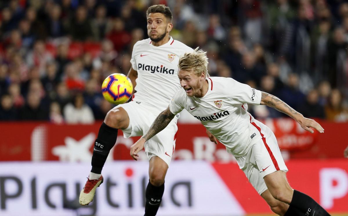 GRAF7227. SEVILLA, 28/10/2018.- Los jugadores del Sevilla, el danés Simon Kjaer y Daniel Filipe Martins Carriço durante el partido de la décima jornada de Liga en Primera División que Sevilla FC y SD Huesca juegan esta noche en el estadio Ramón Sánchez-Pizjuán, en Sevilla. EFE/José Manuel Vidal.