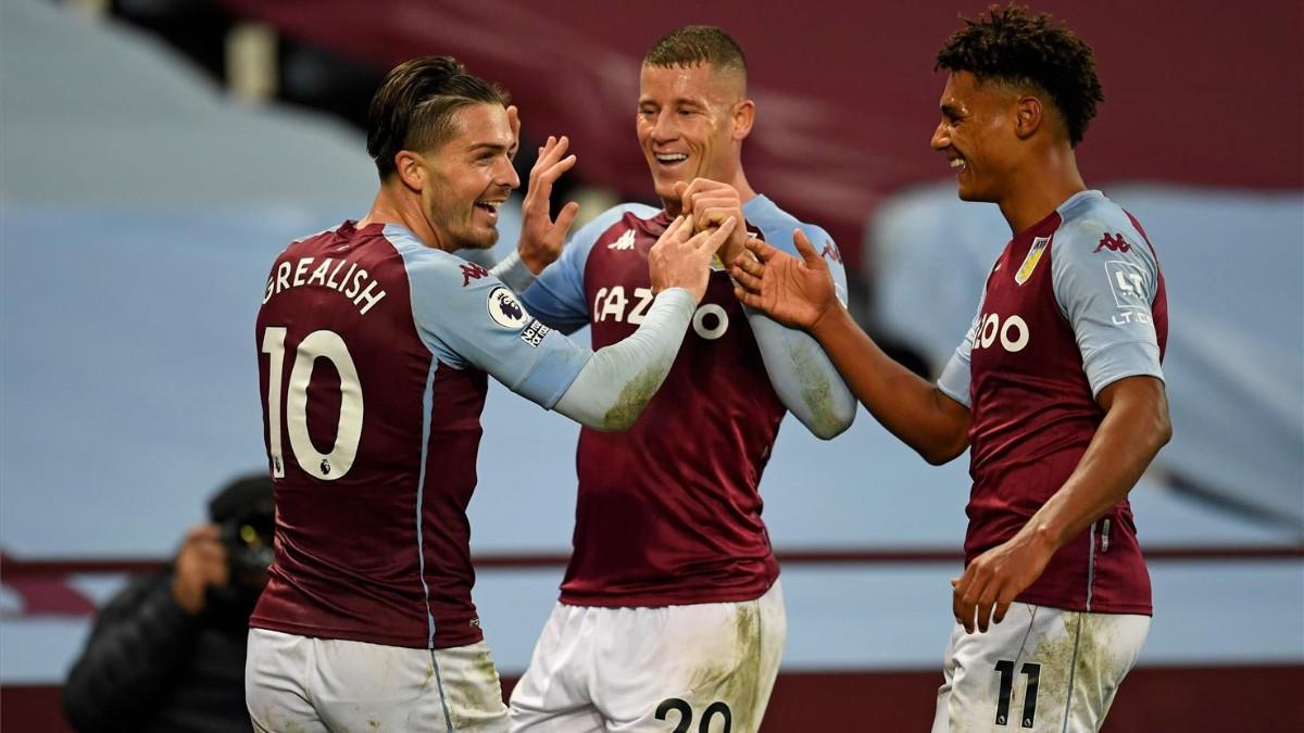 Grealish, Barkley y Watkins en la goleada al Liverpool.