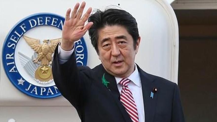 Críticas al primer ministro japonés por un vídeo alertando del coronavirus tomando el té