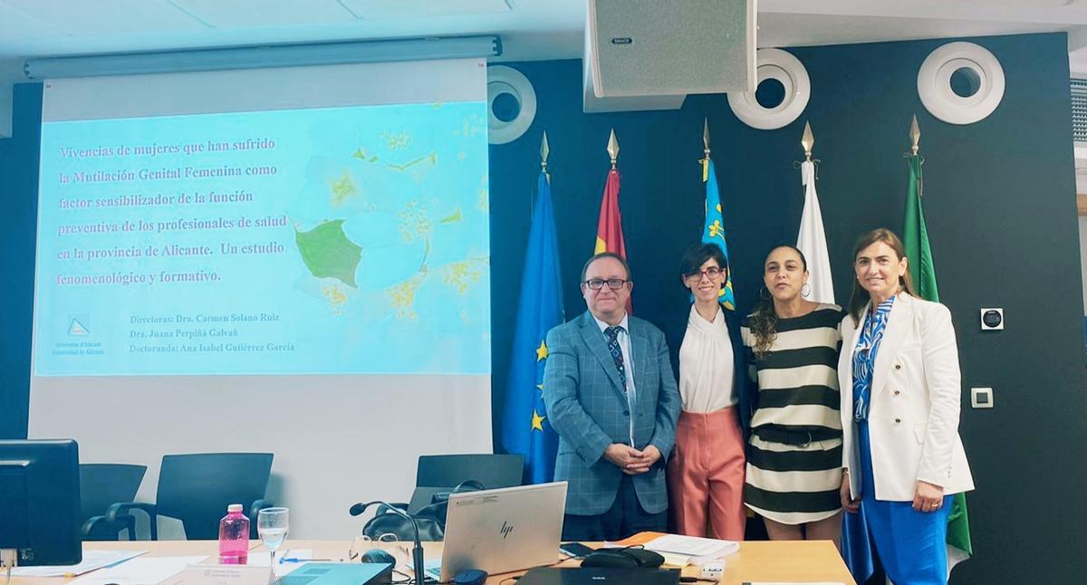 Anabel Gutiérrez García, la segunda por la izquierda, tras la lectura de su tesis