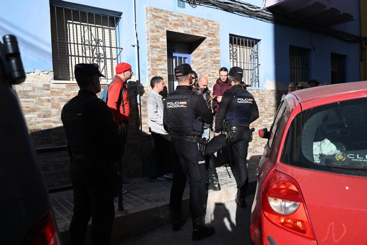 La Policía y los manifestantes dialogan antes de la ejecución.