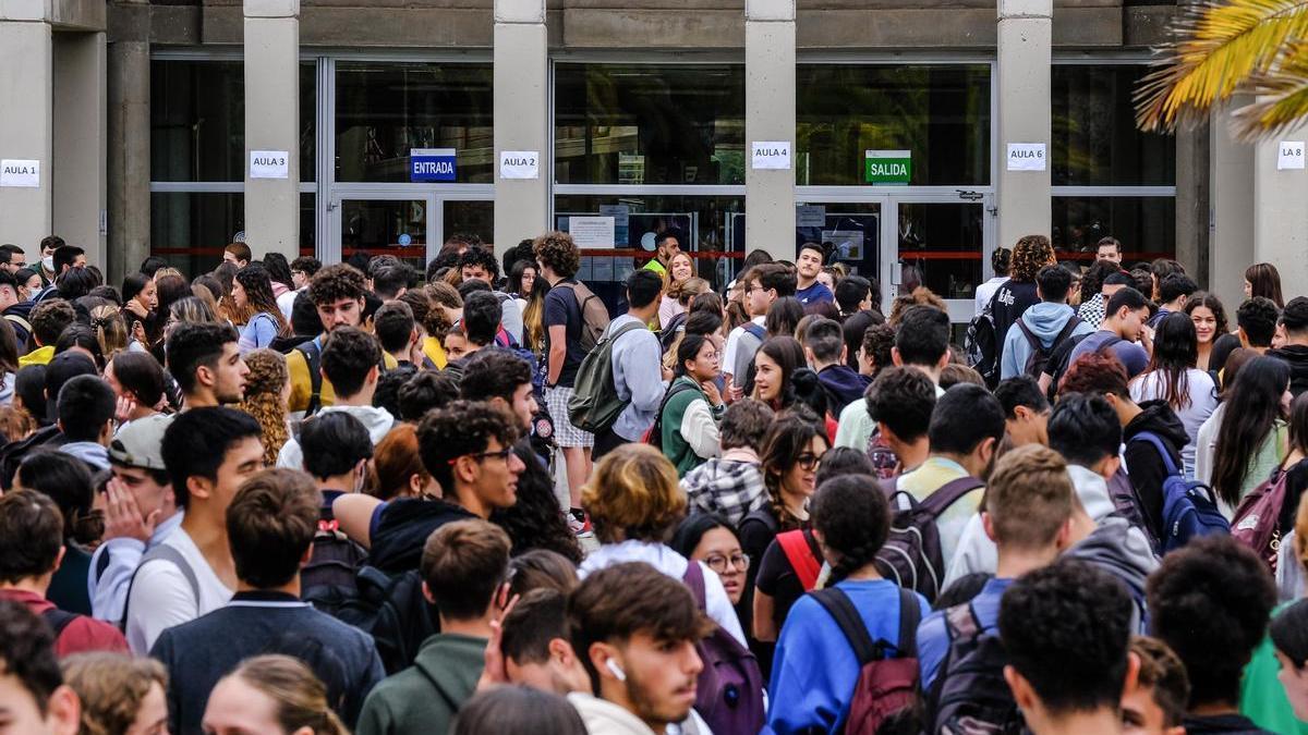 Estudiantes que se presentaron a la EBAU en junio el pasado año .