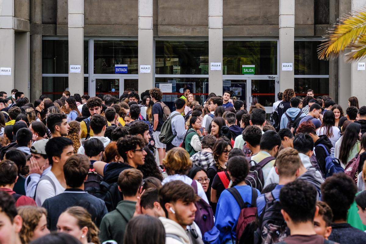 Estudiantes que se presentaron a la EBAU en junio el pasado año .