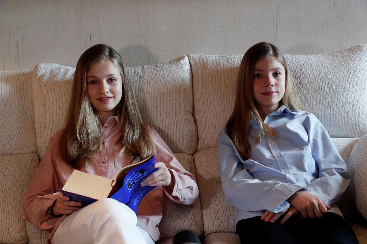 Leonor y Sofía, en la lectura telemática de ’El Quijote’ organizada por el Círculo de Bellas Artes de Madrid, el pasado 23 de abril.  