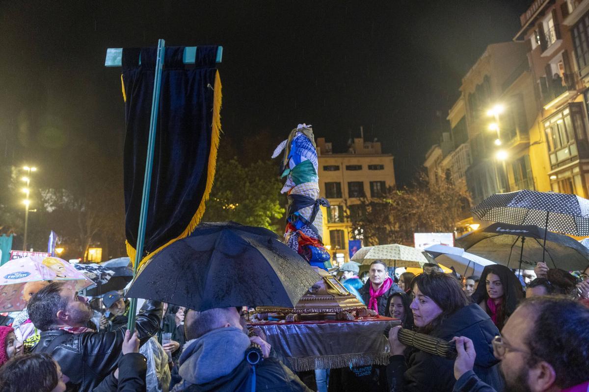 FOTOS | Las cofradías rinden un emotivo minuto de silencio por las víctimas del accidente de Córdoba: "Hemos decidido continuar con las fiestas para celebrar la vida"