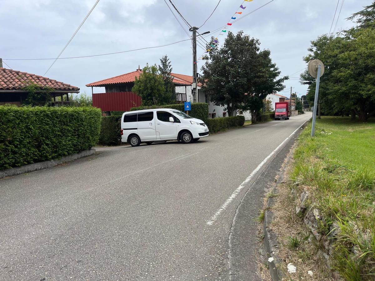 En imágenes: Los vecinos piden limitar la velocidad de los vehículos a su paso por Villademar En imágenes: Los vecinos piden limitar la velocidad de los vehículos a su paso por Villademar