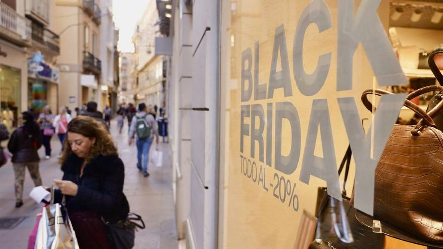Anuncio de descuentos 
en un escaparate por el 
Black Friday. 
|  E. Press