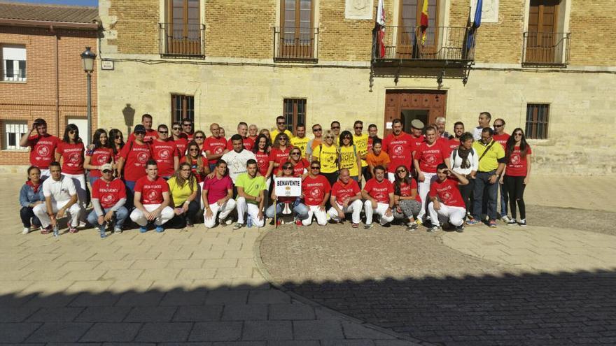 Imagen de grupo de los benaventanos desplazados a Palazuelo de Vedija