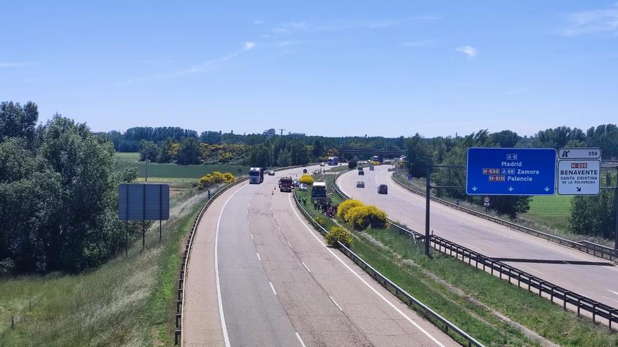 VÍDEO | Una autobús escolar sufre un accidente en la autovía de Benavente