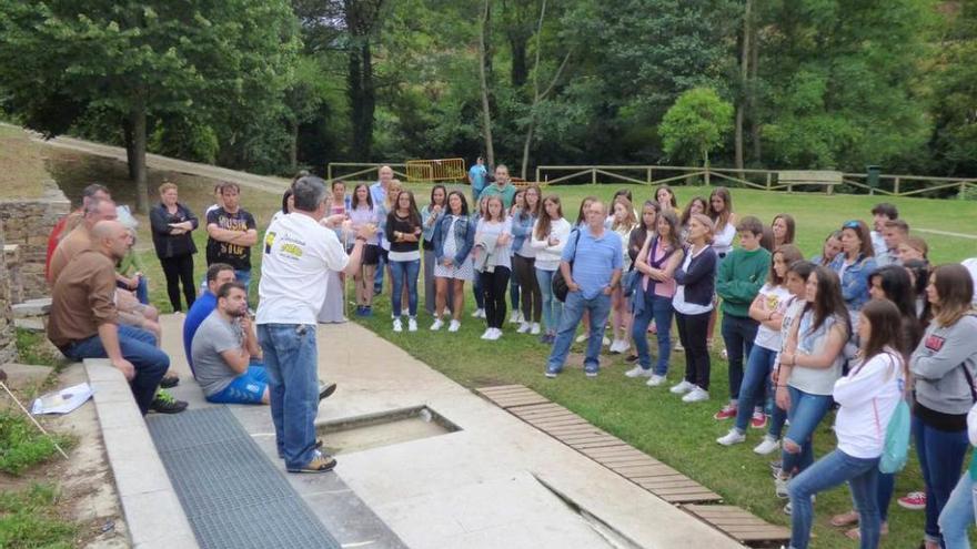 Pablo Fernández muestra a los asistentes al curso cómo se debe tirar un volador.