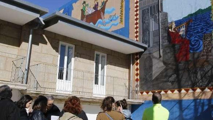 Visita guiada por los murales pintados en medianeras de Vigo. // A. Villar